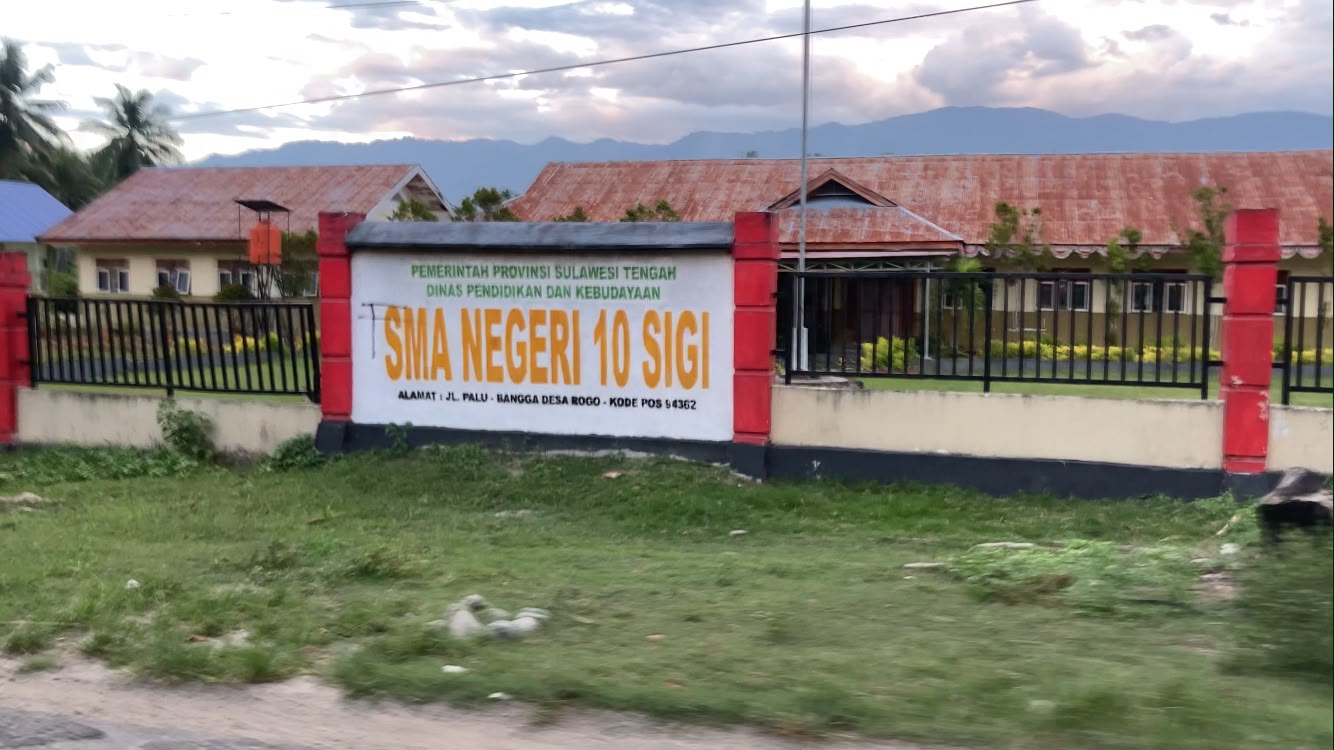 SMAN 10 Sigi